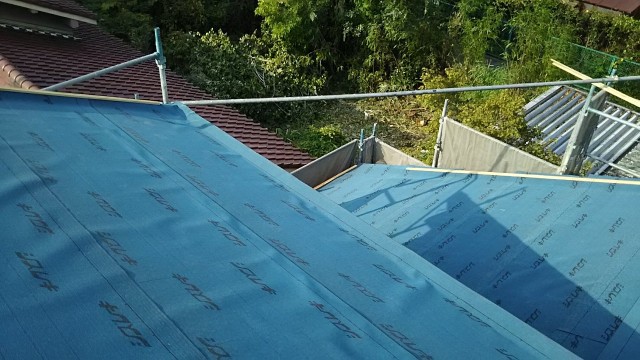 屋根にはアスファルトルーフィング防水シートを敷設。ひとまず雨が降っても大丈夫です。