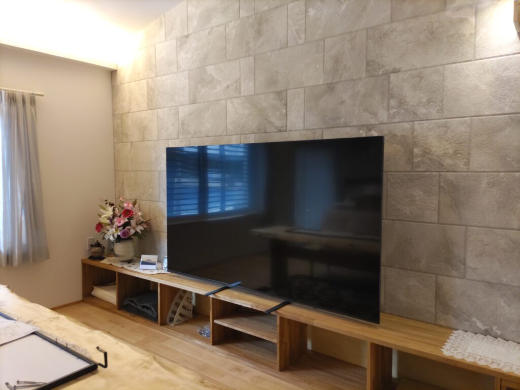 壁ワンポイントにタイル貼仕上