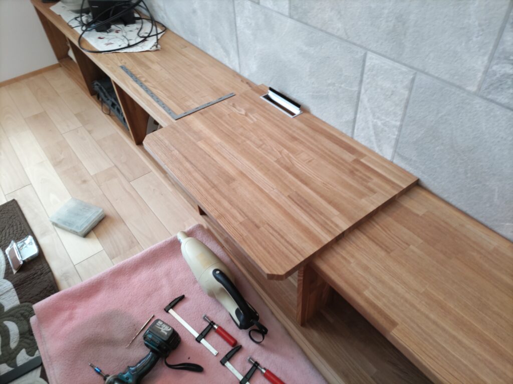 LUMPの配線孔キャップを使用しています。