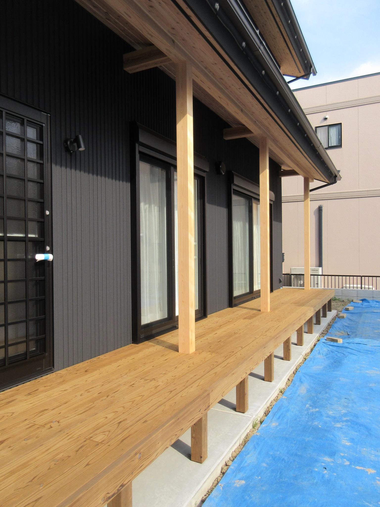 縁側から続く、光と風が通るモダンな住まい