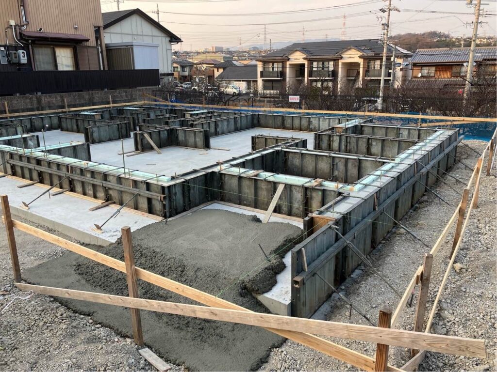 桑名市で基礎断熱工事を行っています。立上り打設を行う際に、断熱材も仕込みます。