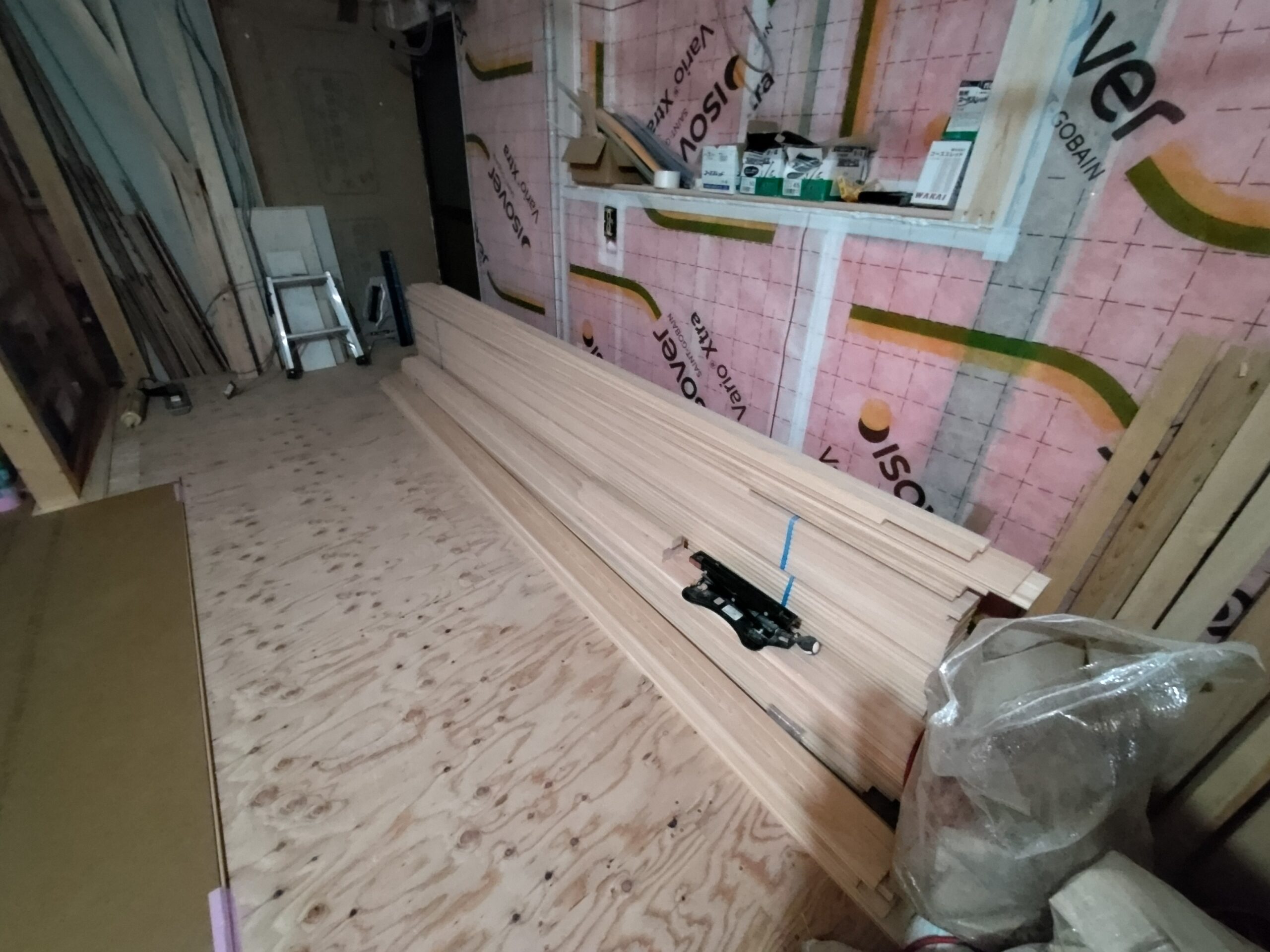 床には桧のフローリングが張られている