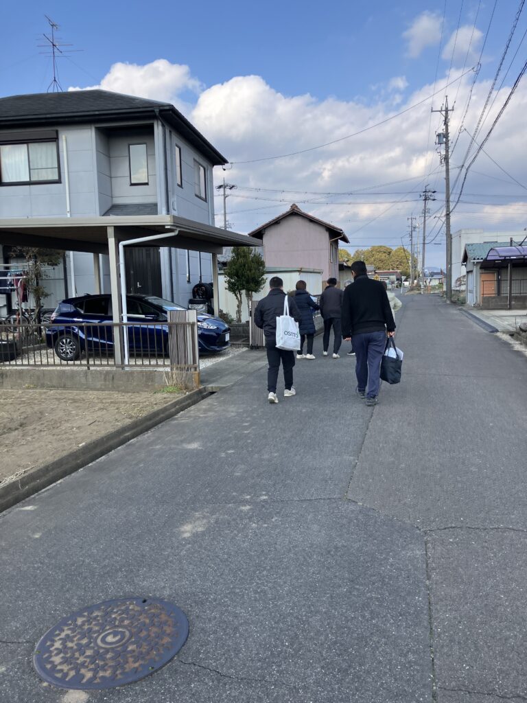 近隣の方に挨拶に伺いました。ご家族と監督、解体屋さんさん、私とぞ大所帯で近隣ご挨拶。