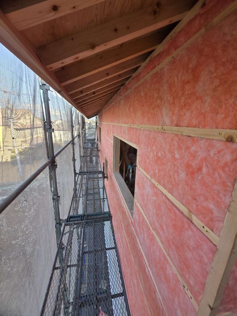 桑名市にて工事中の木造住宅。付加断熱の施工完了
