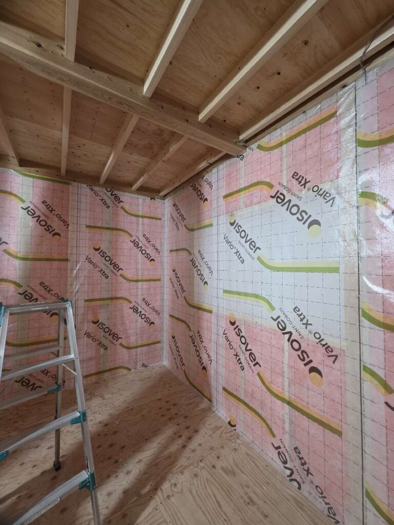 グラスウールを充填し、調湿気密シートを張った状態