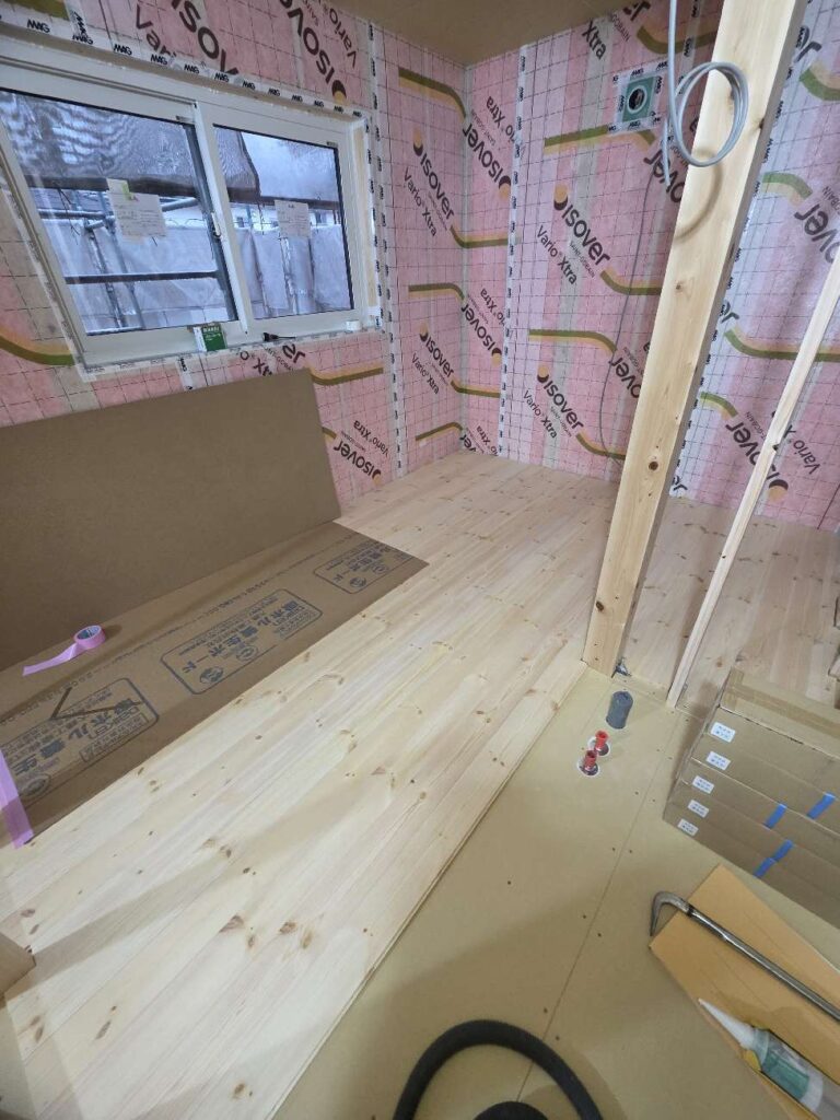 2階床、無垢ﾊﾟｲﾝ材フローリング張り