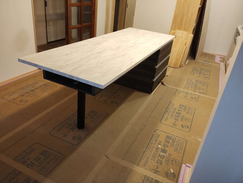 制作ダイニングテーブル。表面材は水に強いメラミン材を使っています。