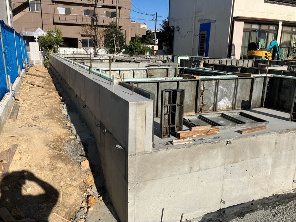 基礎工事
基礎立ち上がり
型枠脱型
