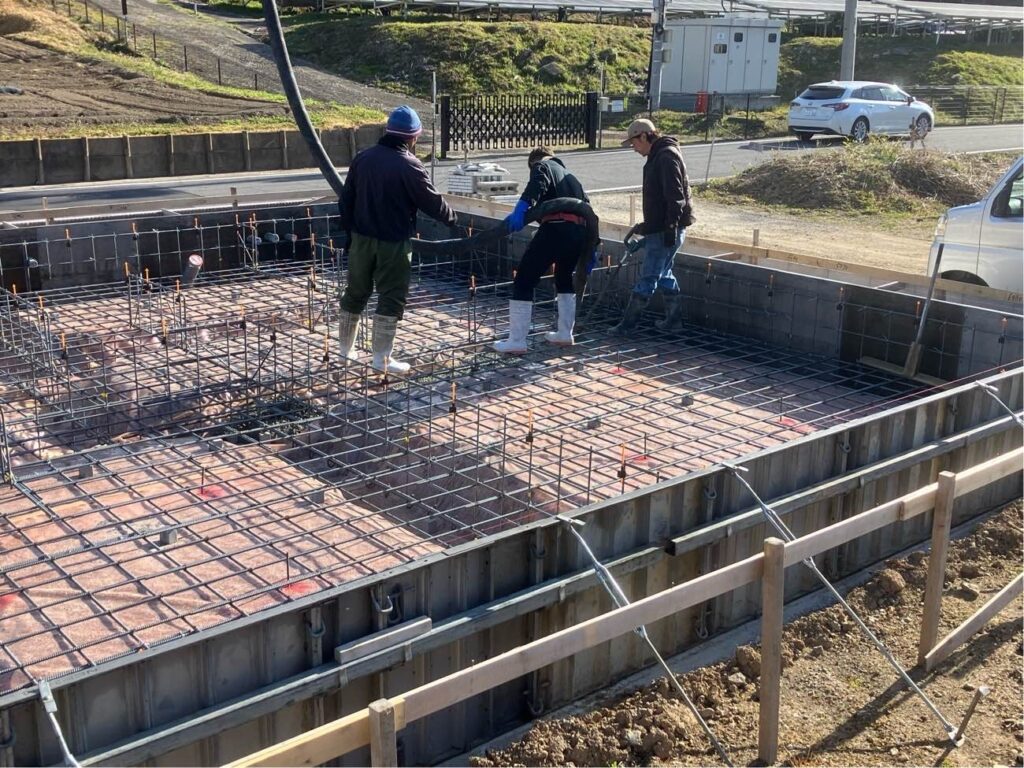 コンクリート打設
基礎工事