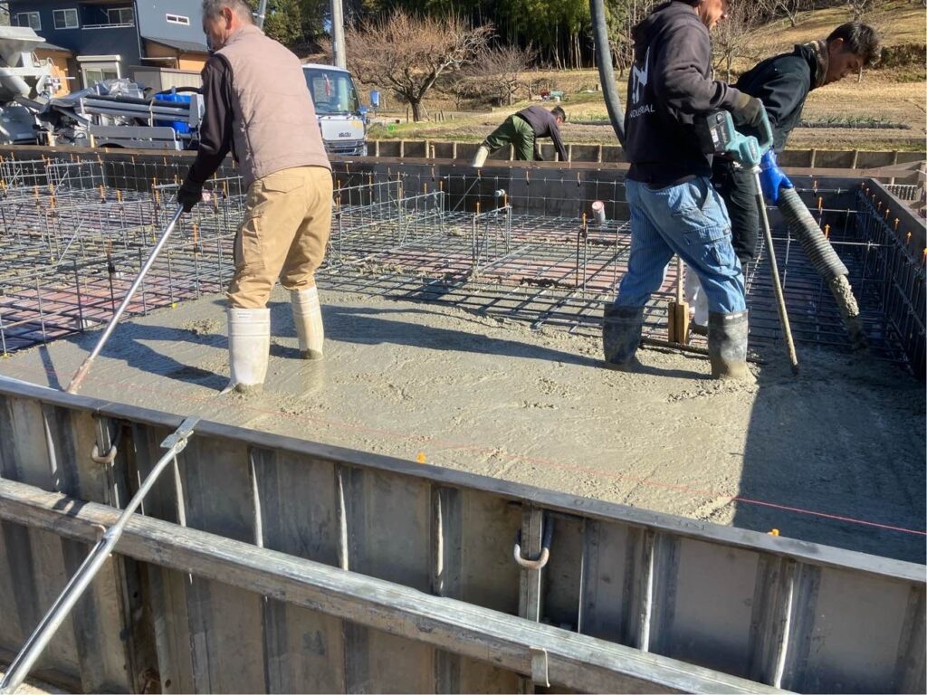 基礎底盤コンクリート打設