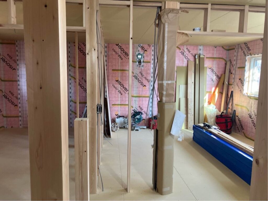 2階床、遮音用にプラスターボード張り