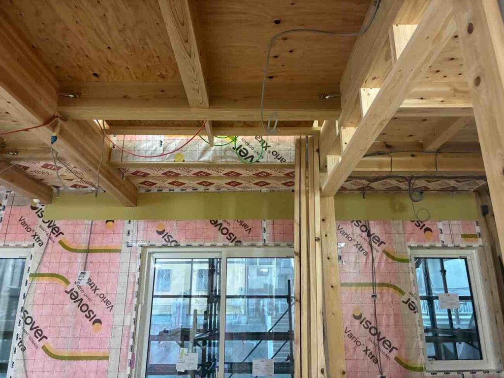 桁上断熱の断熱補強工事