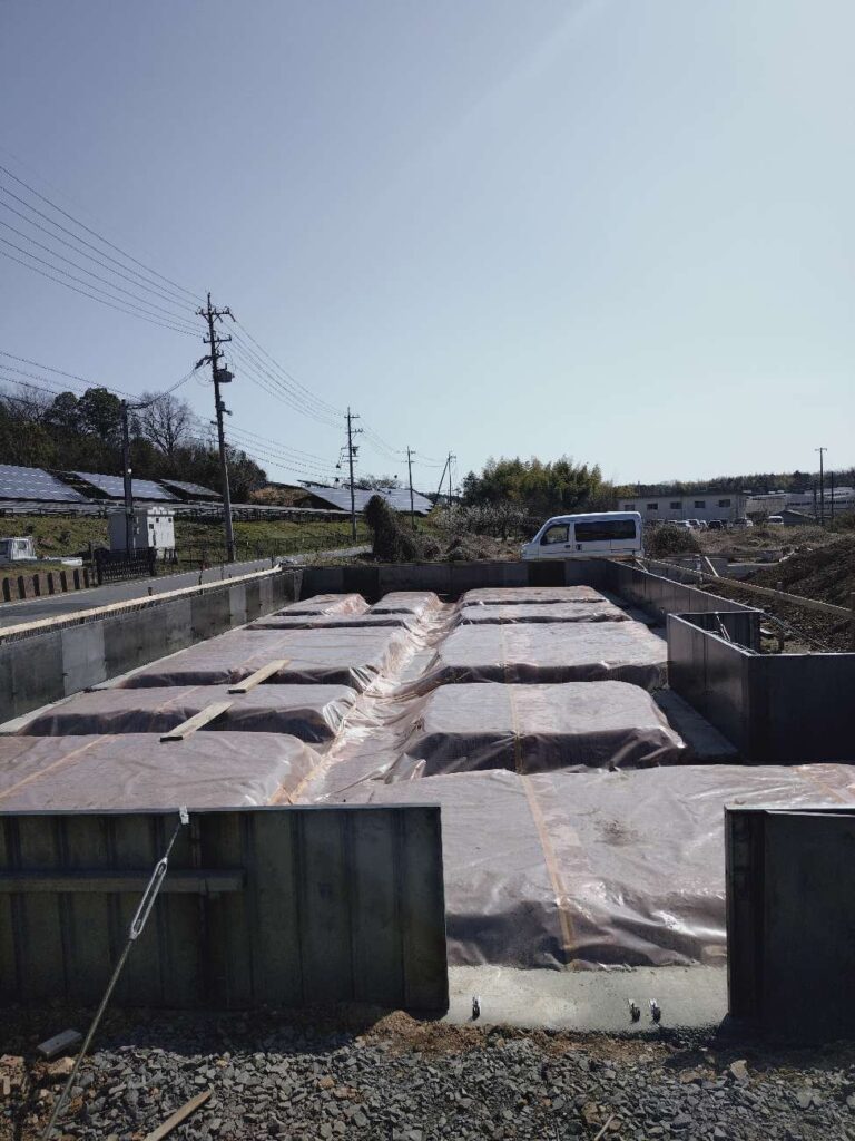 防湿シート敷き
外周部型枠設置