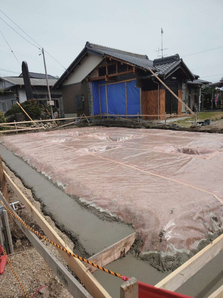 基礎工事
防湿シート敷き