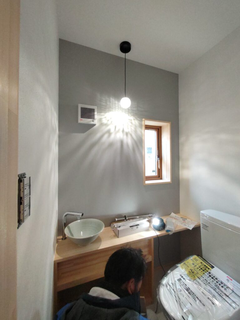 トイレ内にはカウンタ付きの陶器の手洗ボウルを取り付けます。