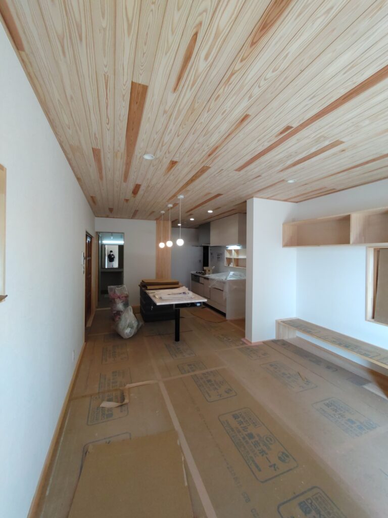 天井は杉の羽目板を使用。