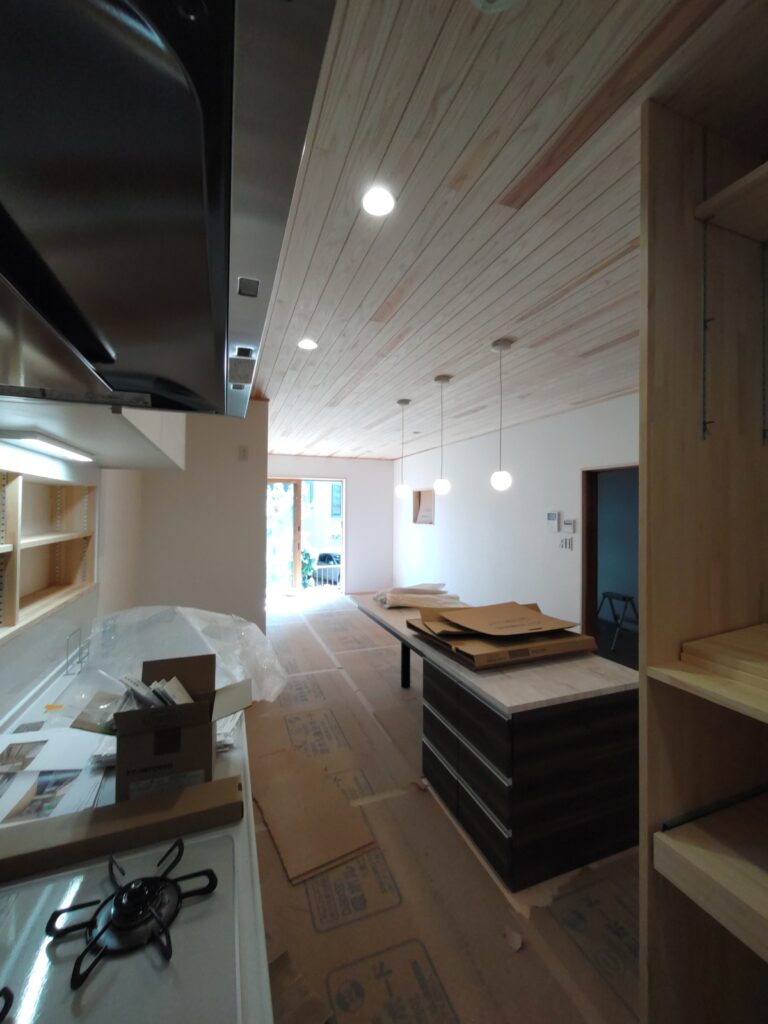 キッチン：タカラスタンダードのリフィット
ダイニングテーブルは制作家具