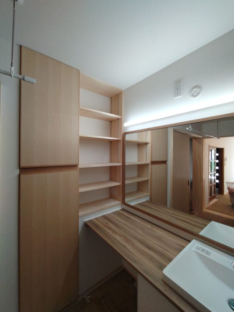 洗面台脇の収納。余ったスペースを有効に使用して収納力を上げる