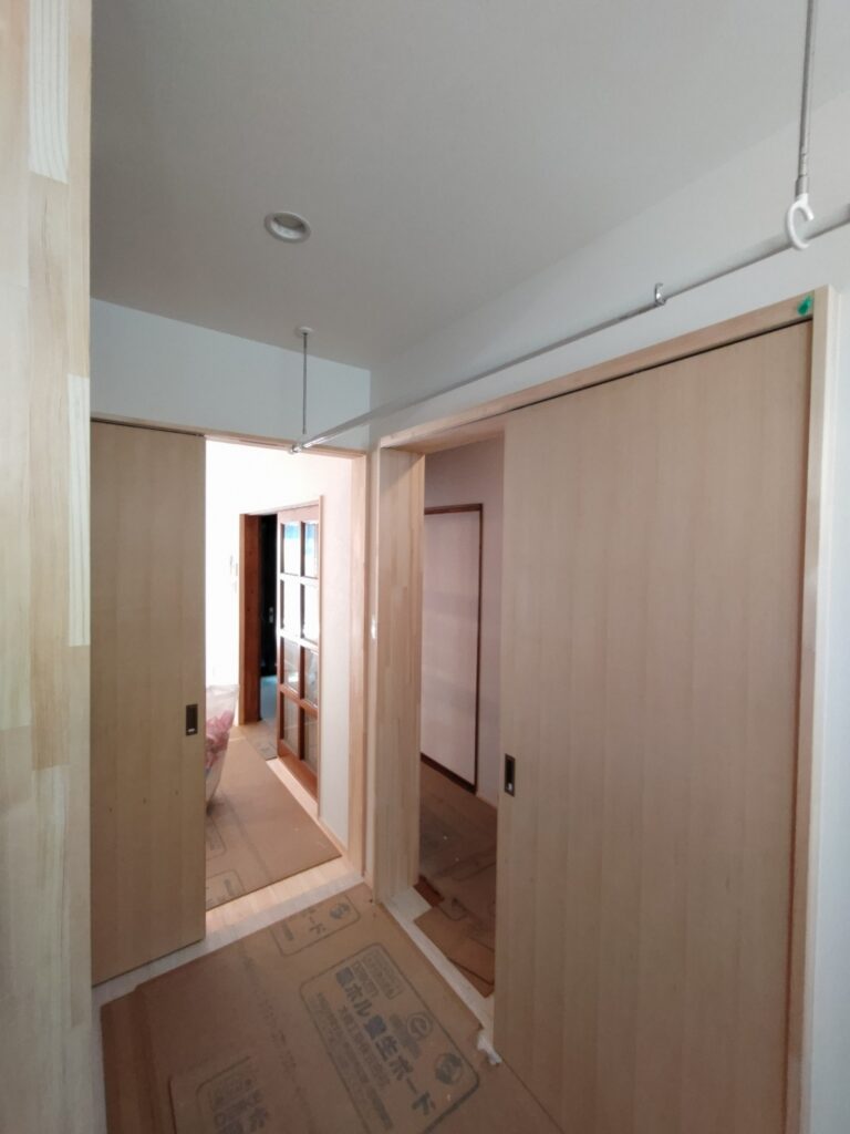 脱衣室には天井吊の物干を設置