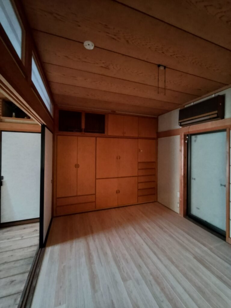 和室は畳を撤去して桧のフローリングに交換する工事を行った