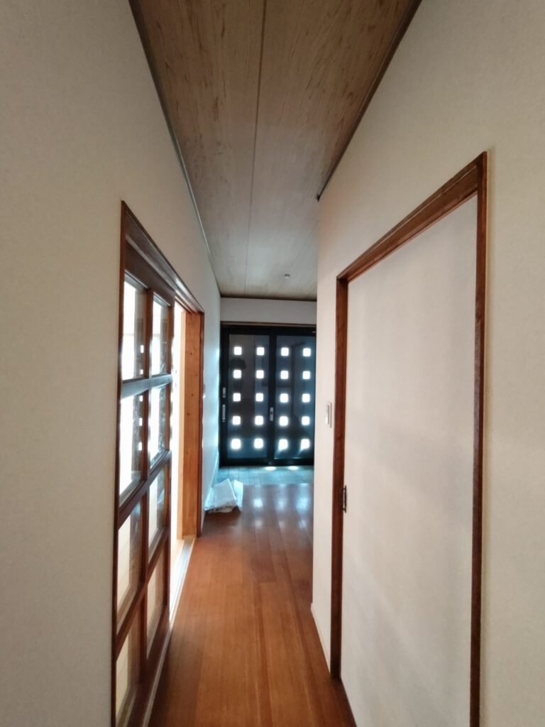 廊下面は壁クロスの張替工事