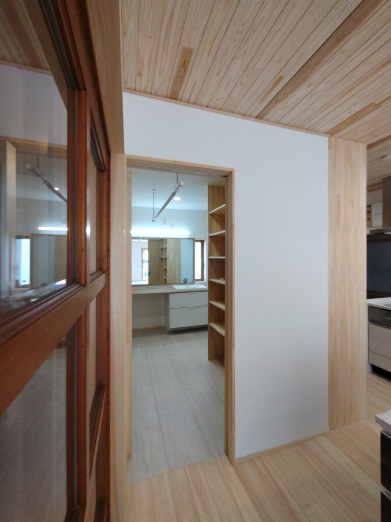 ダイニングから一続きの脱衣室へ、家事動線が短くなった