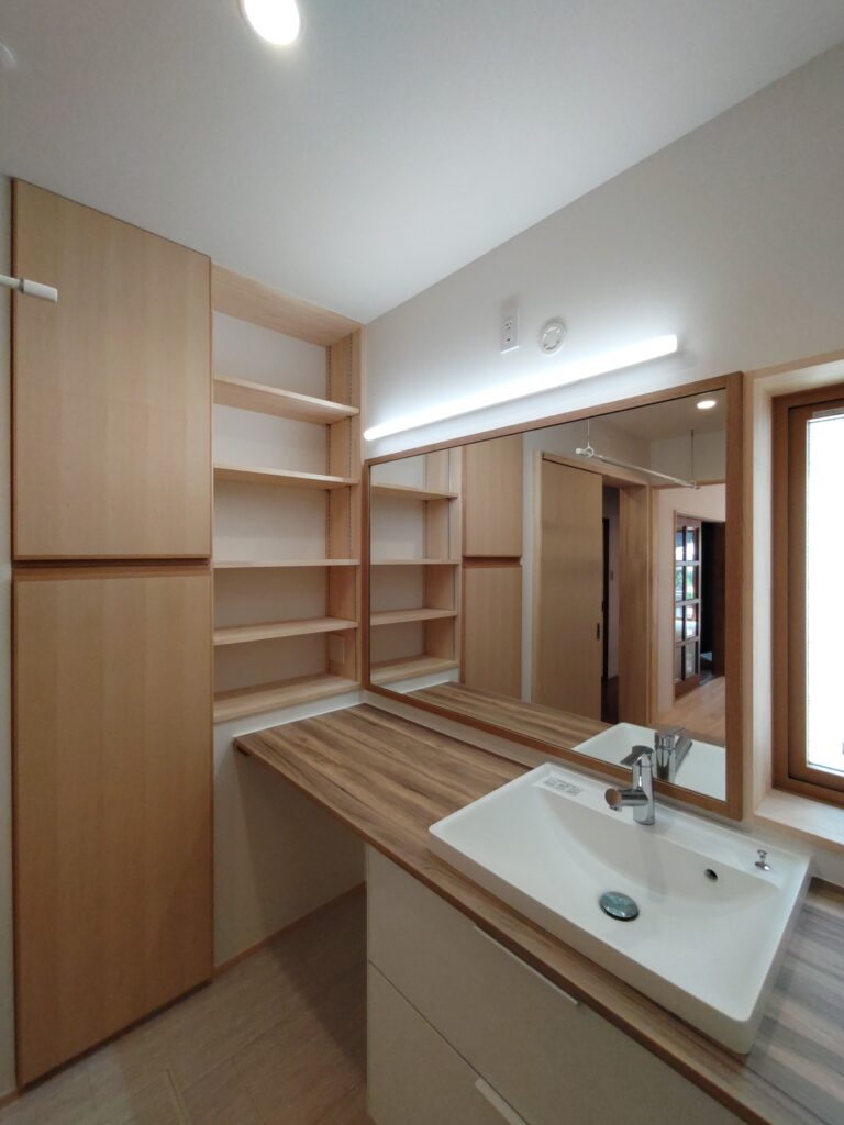 洗面台はタカラスタンダードのファミーユ。ベッセル型洗面風の収まり