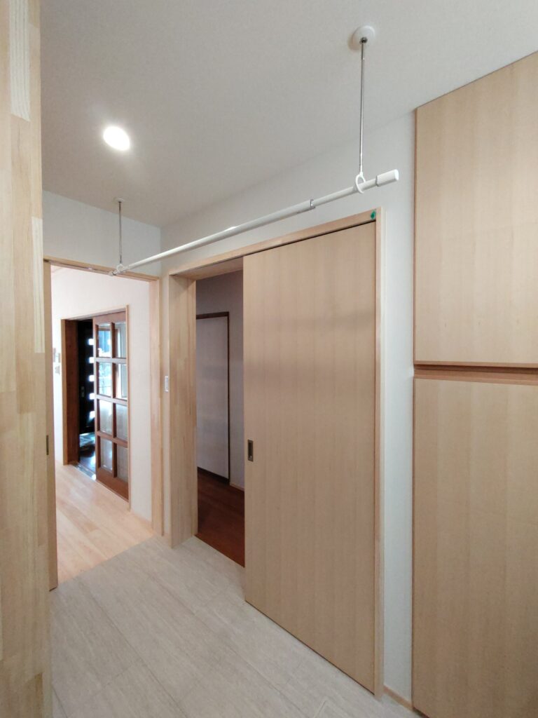 脱衣室の天井物干。洗濯後すぐに室内星をしておくのに便利