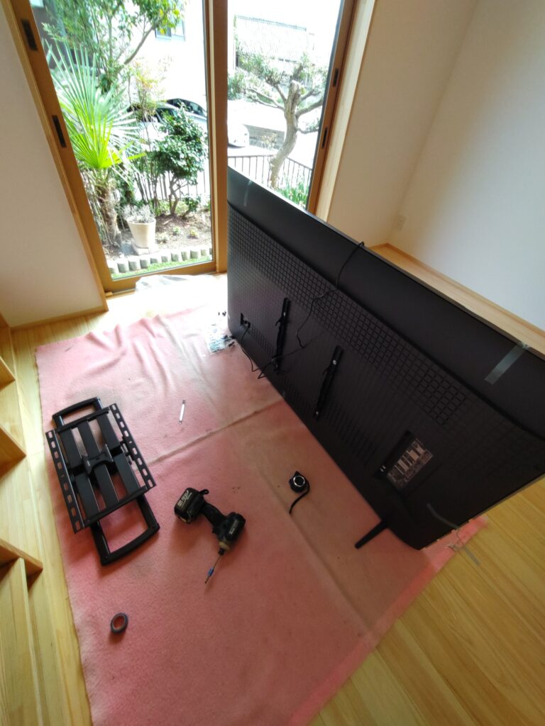 できあがったばかりのフロアの上で作業を行うため養生を敷く。