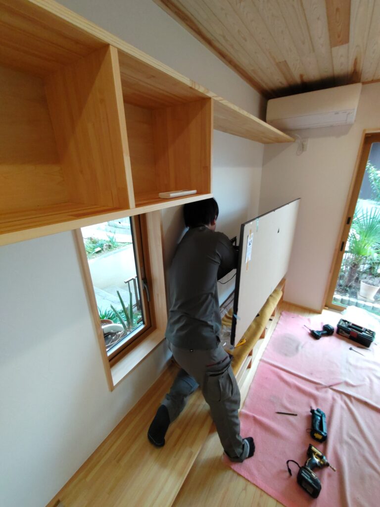 テレビ金物取付。下地にしっかりと効いている。