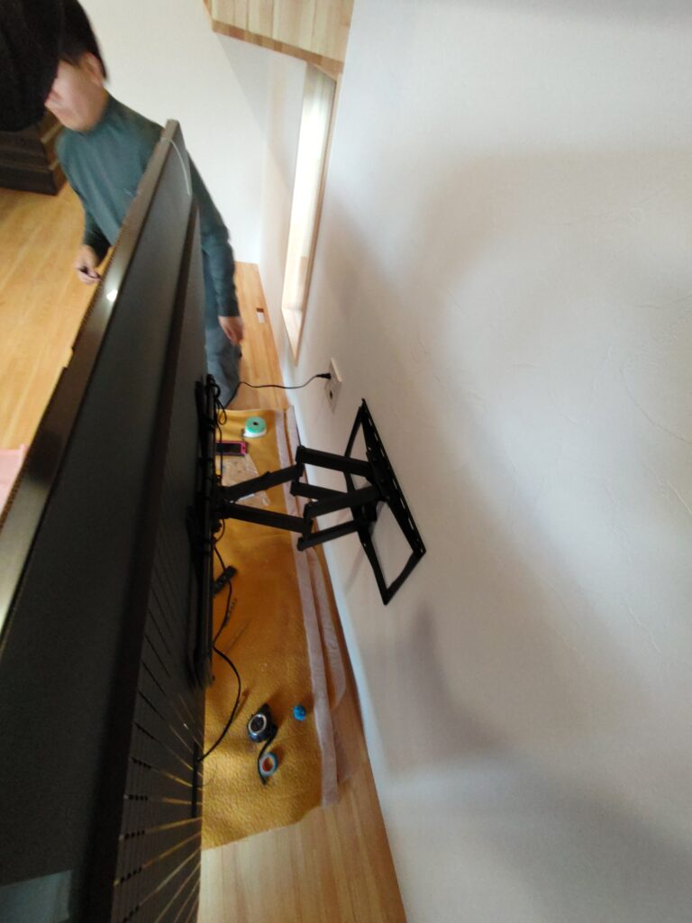 アームが伸縮するタイプの壁掛け金具なのでテレビの角度を変える事ができる。