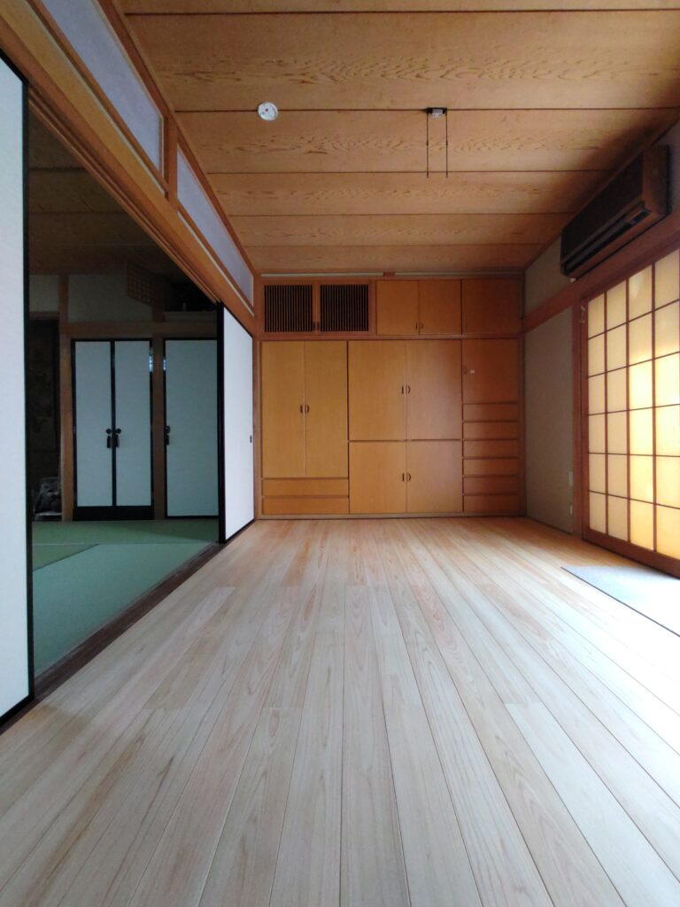 和室のリフォーム。畳の間からフローリングの間への変更を行った。
