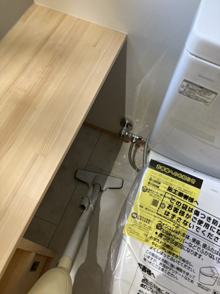 トイレの給水を床給水から壁給水にしました。以来、筆者は壁給水を多用していますが、なるほど掃除機をかける際には確かに給水管が邪魔にならず掛けやすい造りです。設計時、造作時や配管時にひと手間は必要ですが、掃除のしやすさを考えると断然壁給水の方が便利だと実感しました。