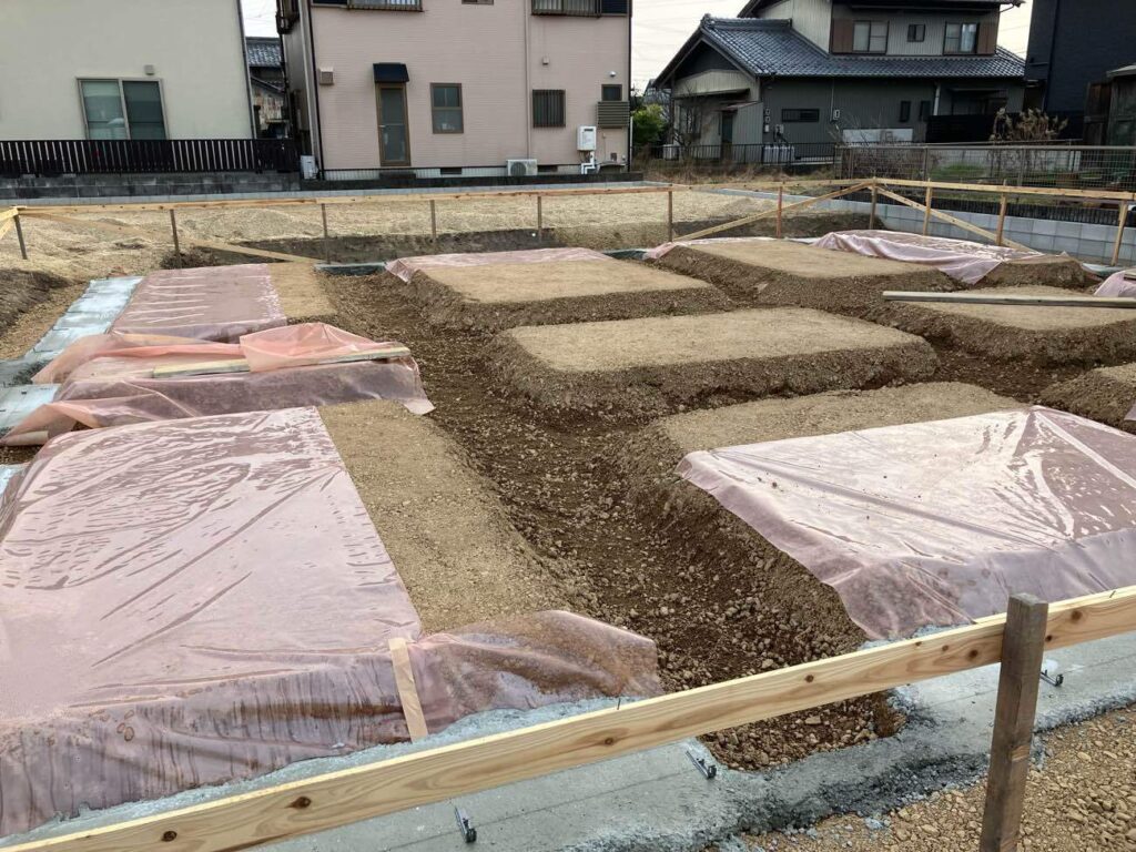 地固めをし、防湿シートを張っている様子です