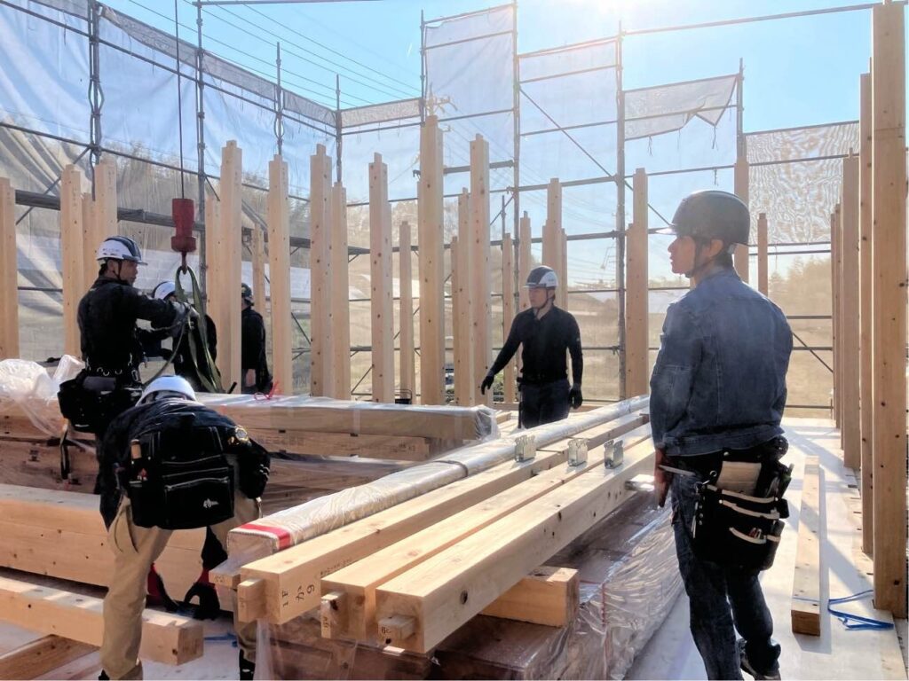 建て方、柱建ての様子