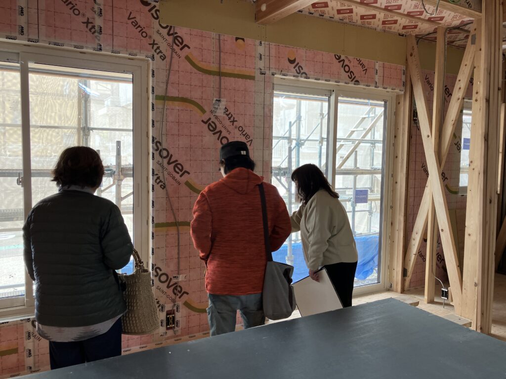 気密工事の説明をしている様子