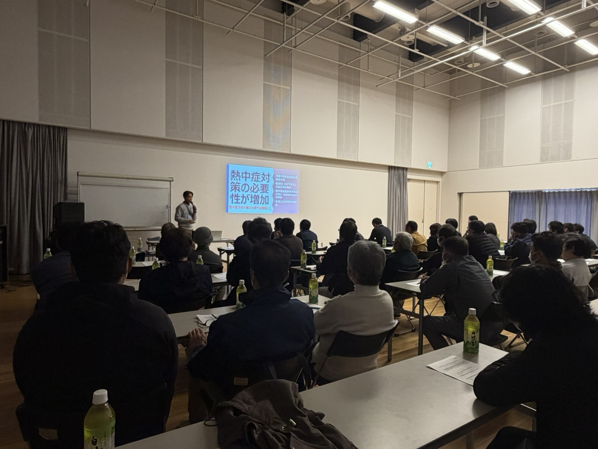 ミノワ会の安全大会で講師の説明を聞く