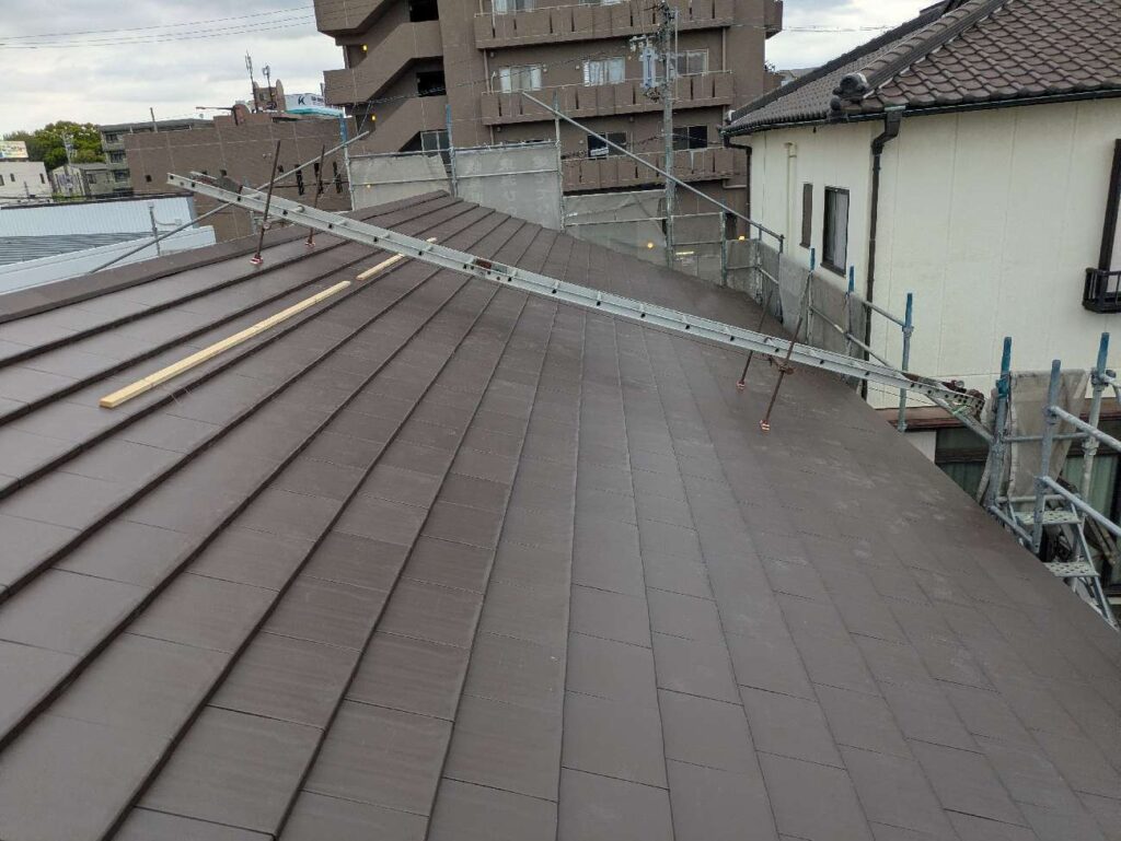 屋根瓦葺きの様子