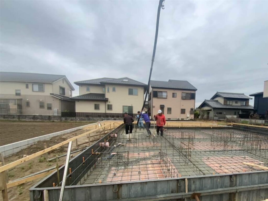 基礎工事
底盤コンクリート打ち