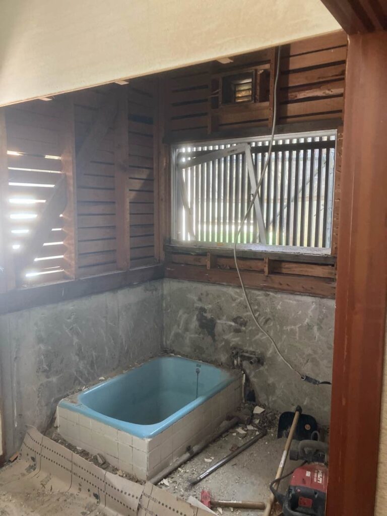 在来のお風呂解体風景