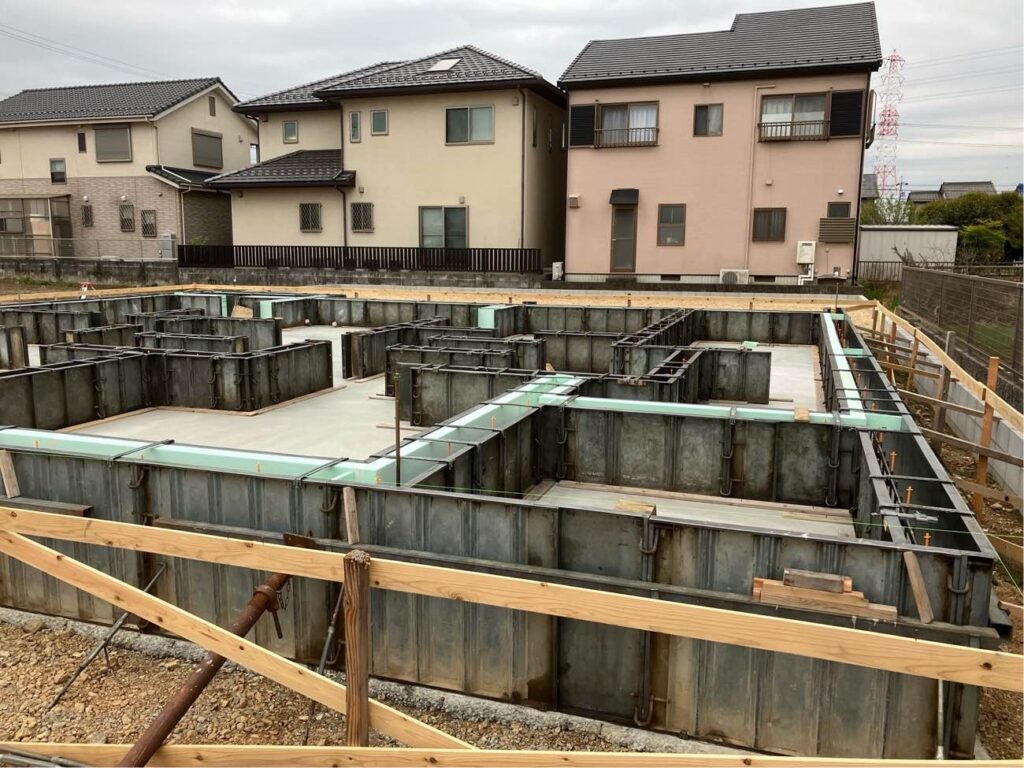 基礎立ち上がり型枠
断熱材設置