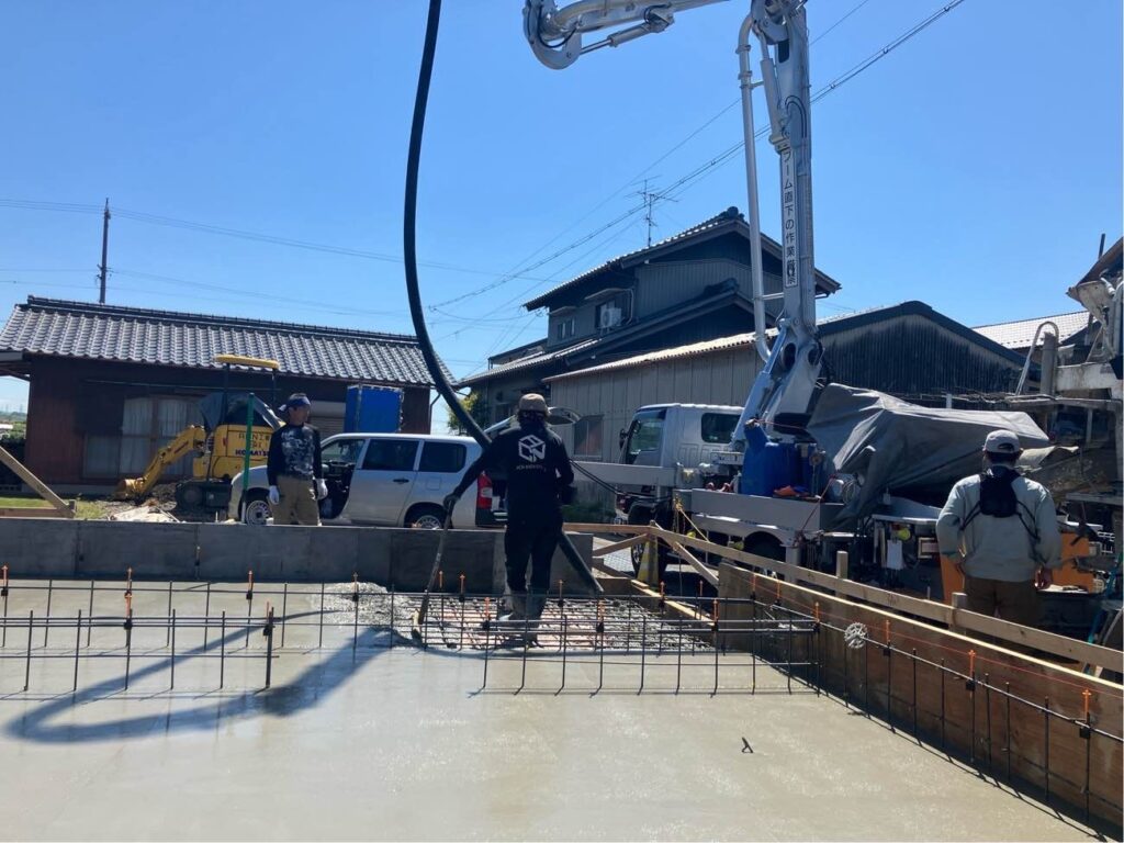基礎工事
コンクリート打設
ポンプ車