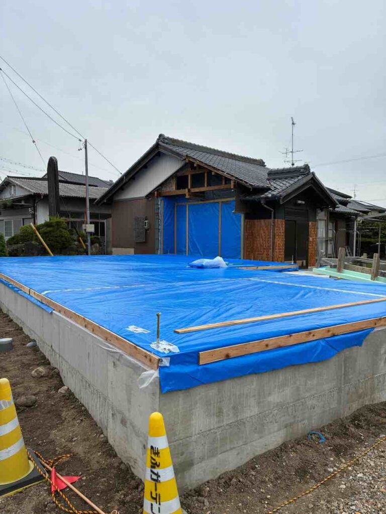 土台伏せ後、養生しています