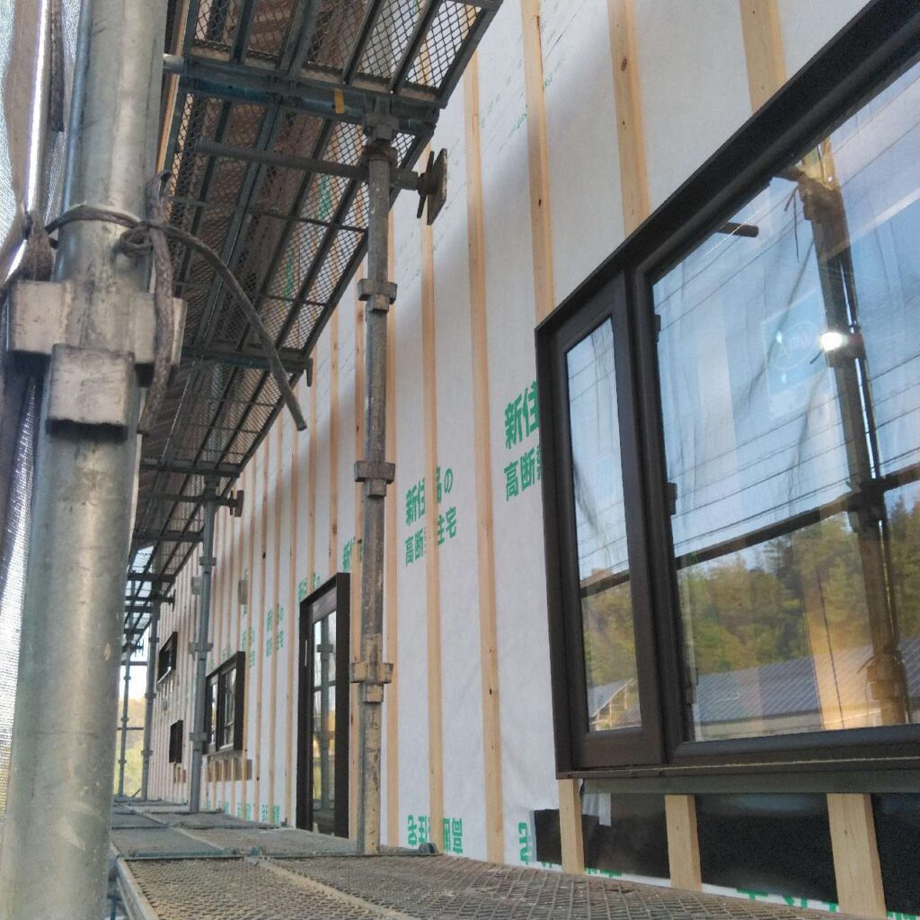 通気胴縁を施工している様子です