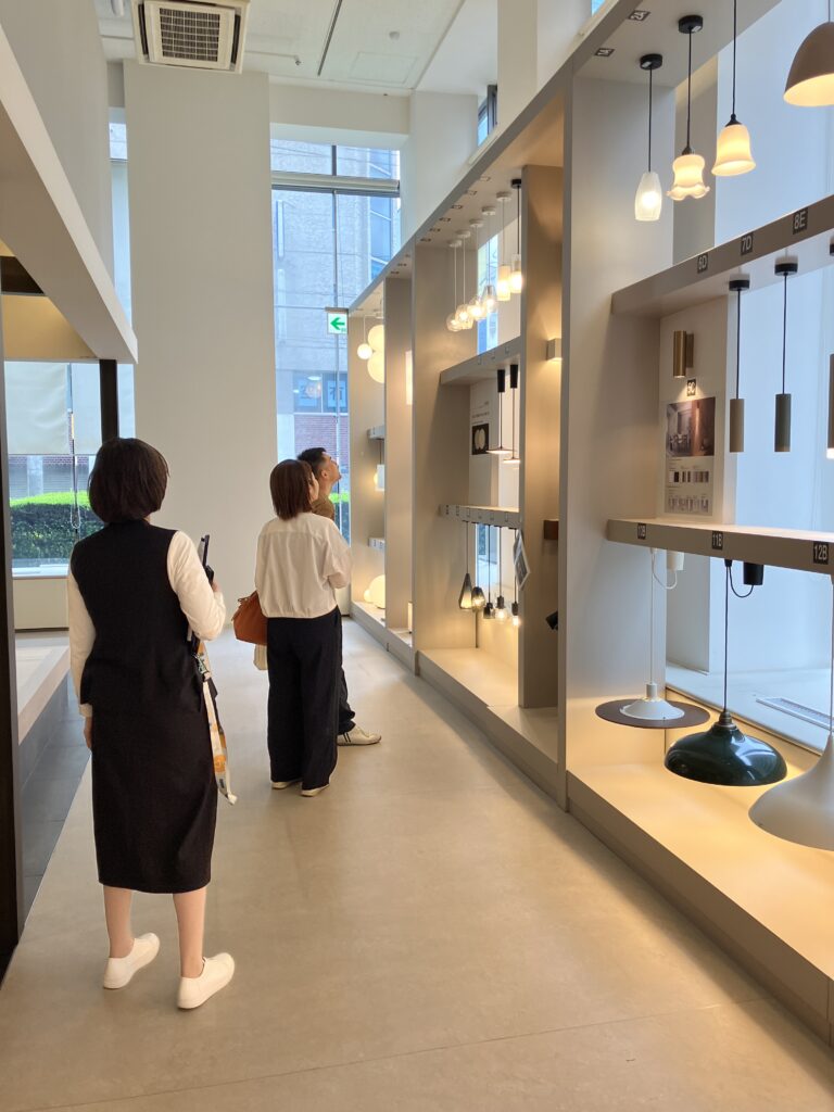 Panasonicのショールームにて、照明器具をご見学いただいています