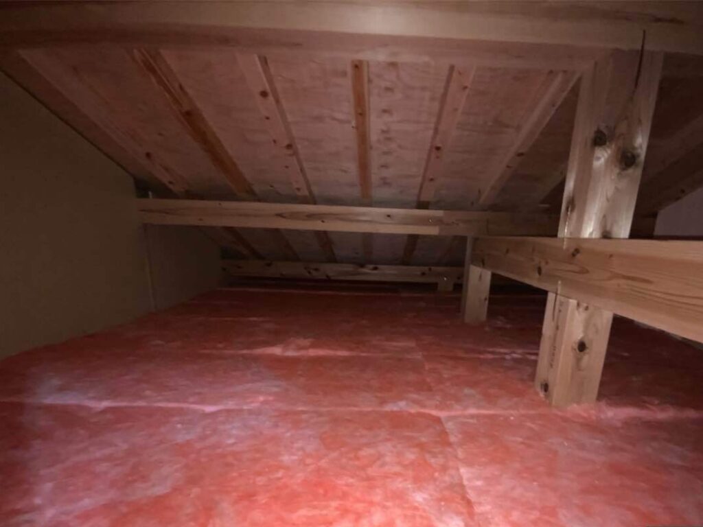 小屋裏断熱材入れ