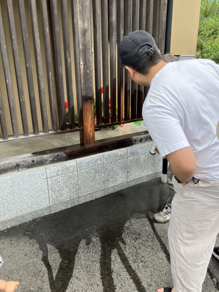 外部の柱と木格子洗い後の色の変化